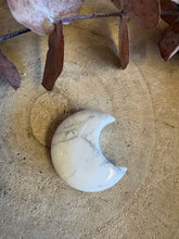 Howlite Moon SKU 25716D