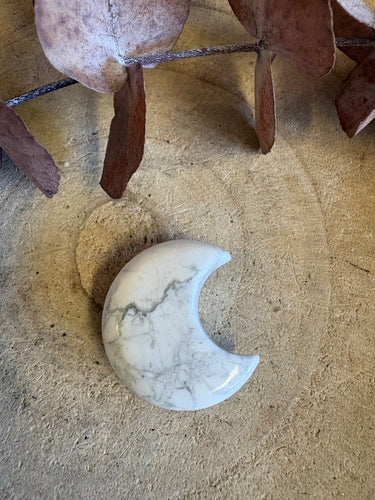 Howlite Moon SKU 25716D