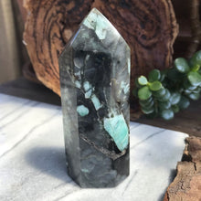 Emerald in Matrix Point SKU 20025